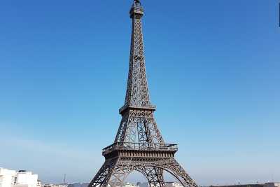 Andria come Parigi: sul tetto di un edificio si trova la "Torre Eiffel". � alta quattro metri